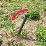 Erdnagel mit 35mm Durchmesser eingeschlagen in Wiese