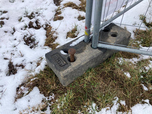 Sécuriser les clôtures de chantier contre le vent et la neige