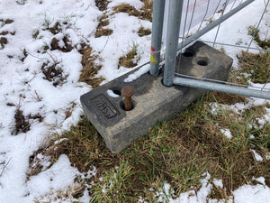 Bauzäune gegen Wind und Schnee sichern